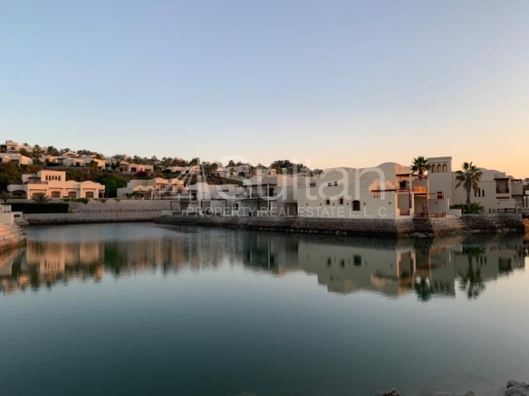 Luxury 2BR Sea View Gym/Pool/Resort Access