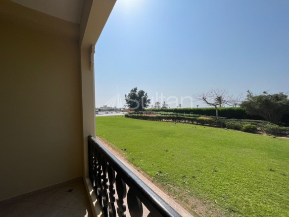 Lovely Spacious Studio Beach/Pool Avail May