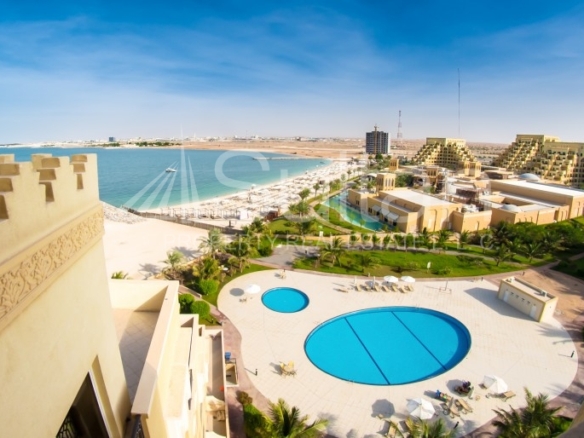 Stunning 1 Bed Gym / Pool/Beach Access Near Casino
