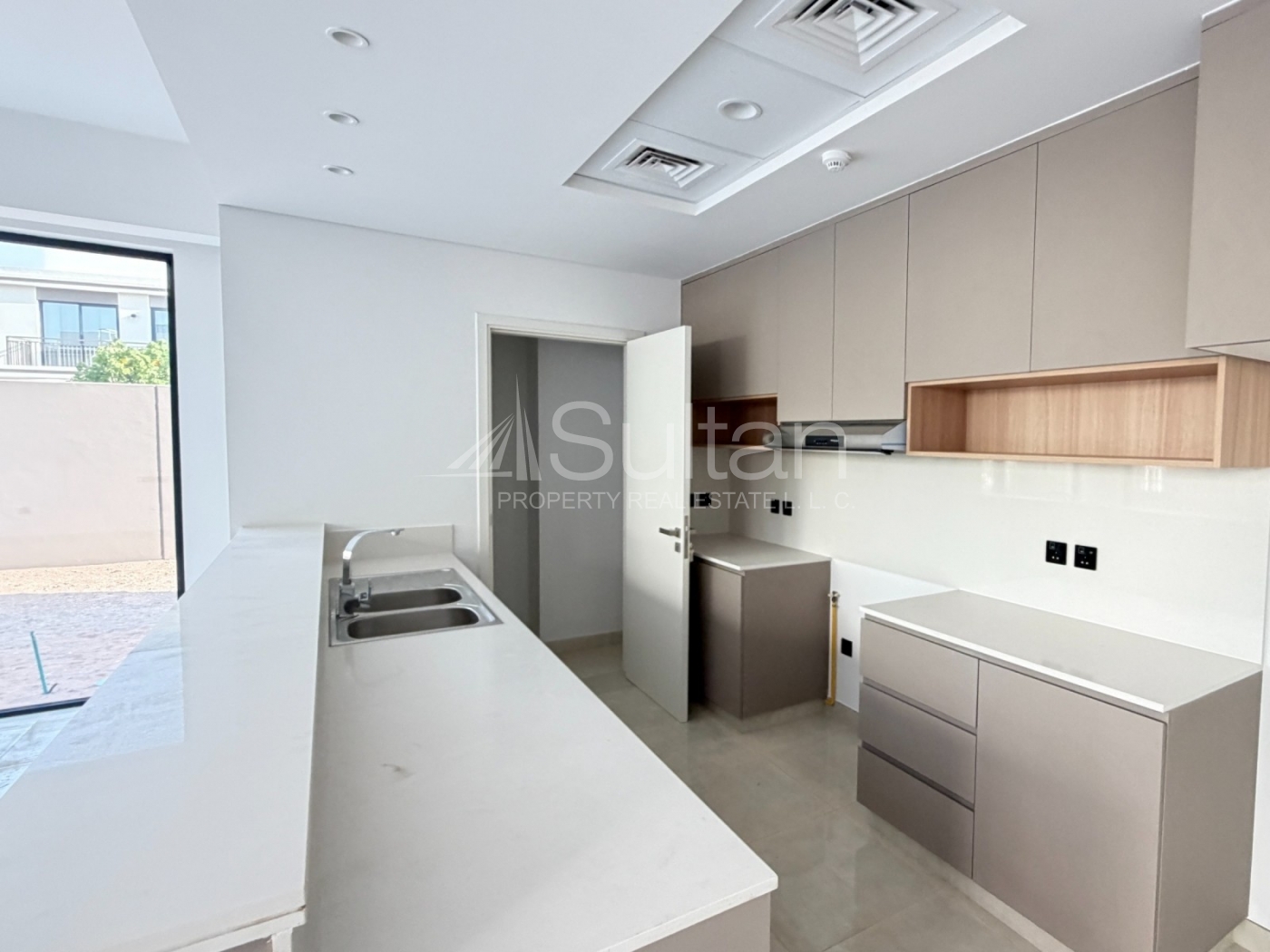 watermark Brand New 3BR Townhouse |with Private Garden |