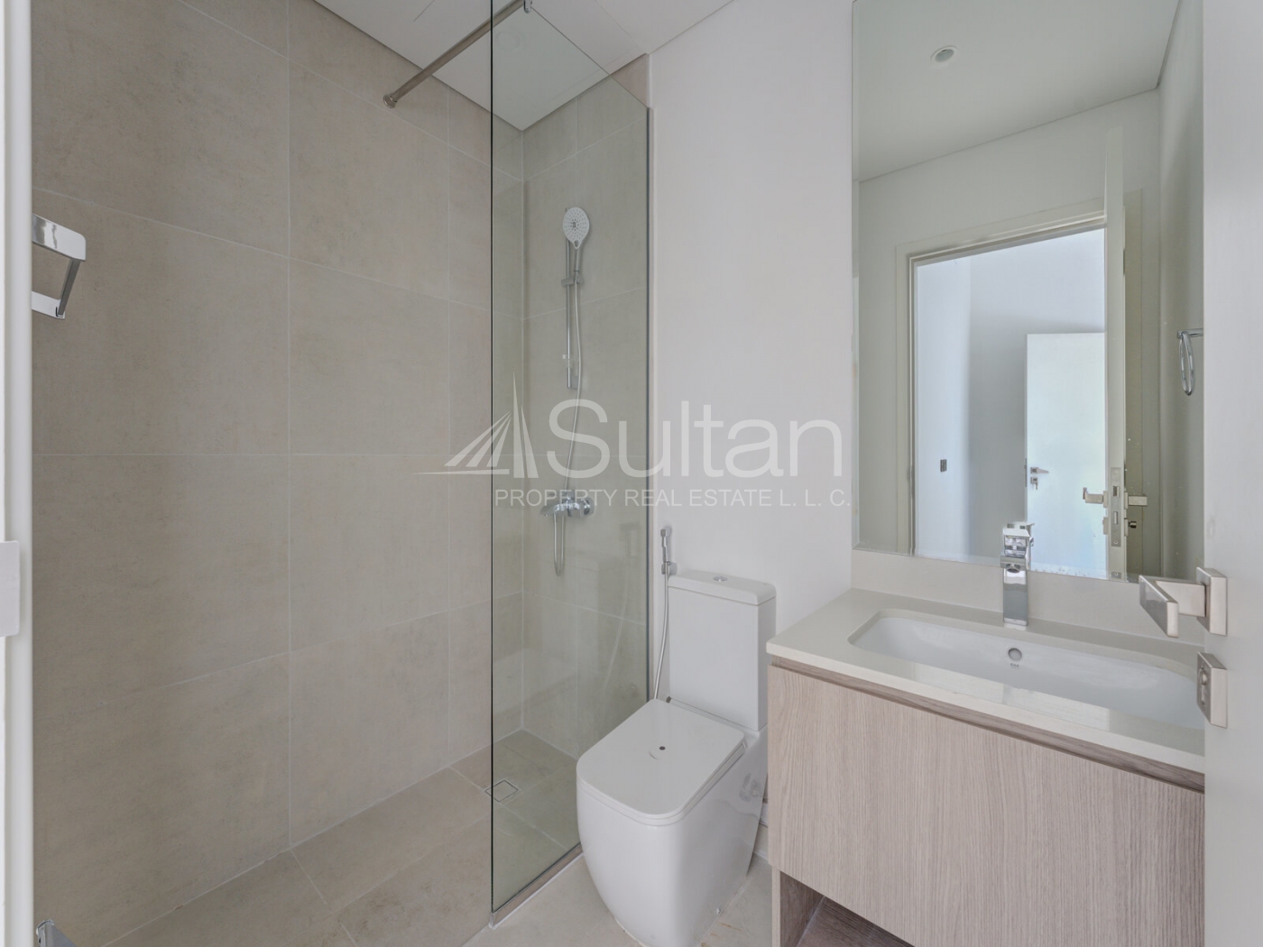 Luxury 2BR|Canal View Townhouse | Private Garden