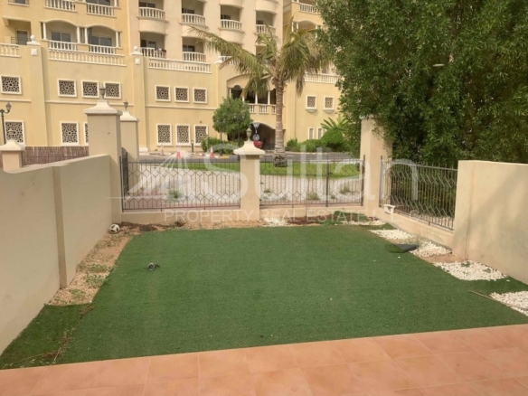 Spacious 2 BR townhouse |Beach /Mall/ Pool access