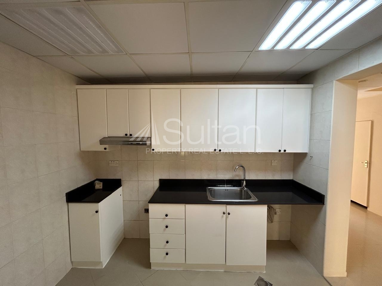 Spacious 2 BR townhouse |Beach /Mall/ Pool access