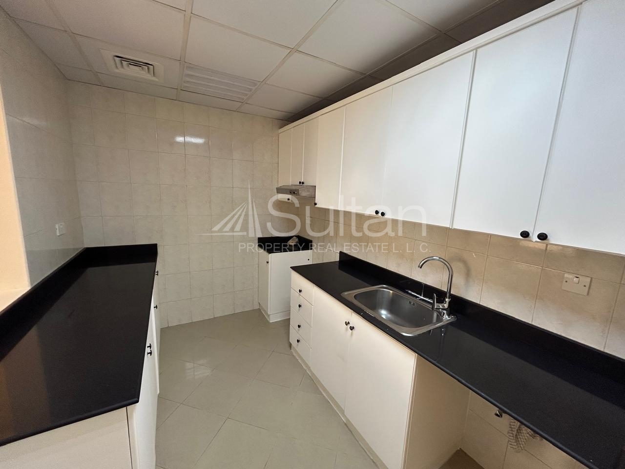 Spacious 2 BR townhouse |Beach /Mall/ Pool access
