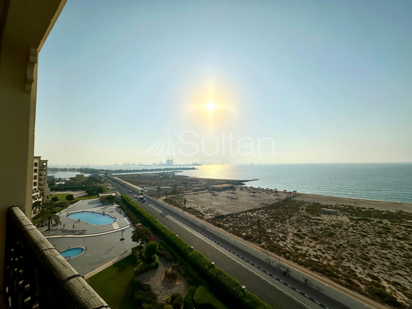 High Floor Studio Beach & Pool Access