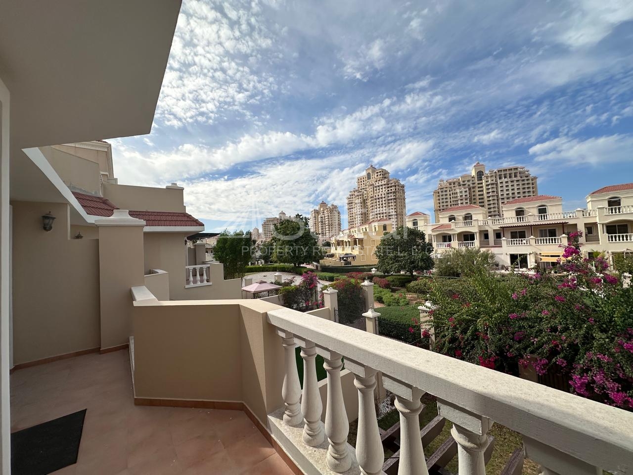 watermark Upgraded & Fully Furnished 2BR Townhouse|Big Type
