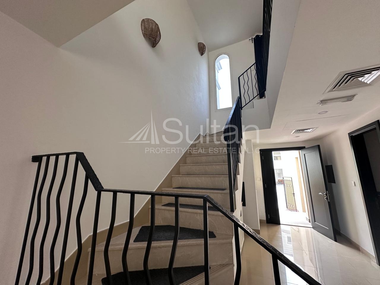 watermark Upgraded & Fully Furnished 2BR Townhouse|Big Type